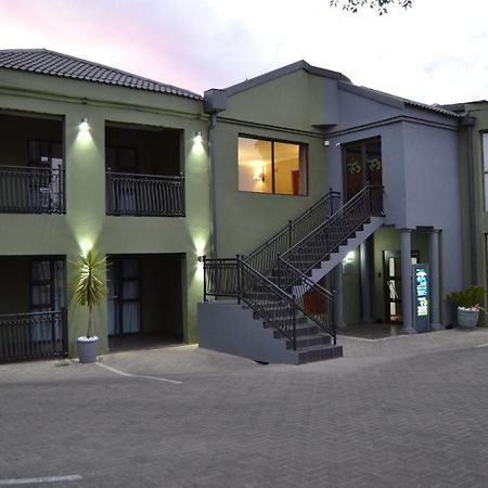 African Sands Guesthouse Load Shedding Free Bloemfontein Ngoại thất bức ảnh