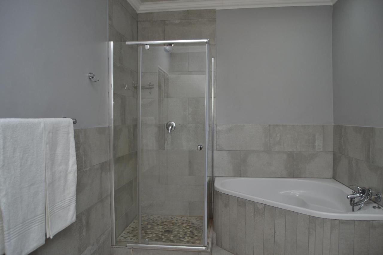 African Sands Guesthouse Load Shedding Free Bloemfontein Ngoại thất bức ảnh